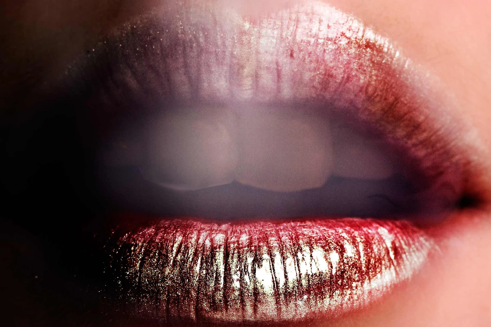 Detailaufnahme geschminkter Lippen