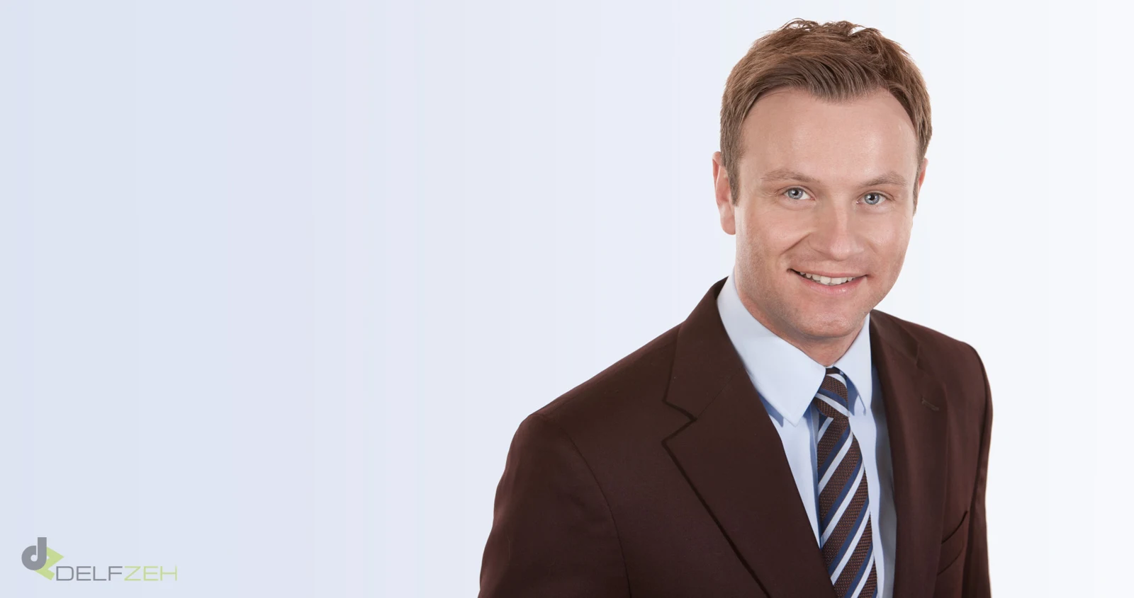 Bewerbungsportrait im Anzug vor hellem Hintergrund