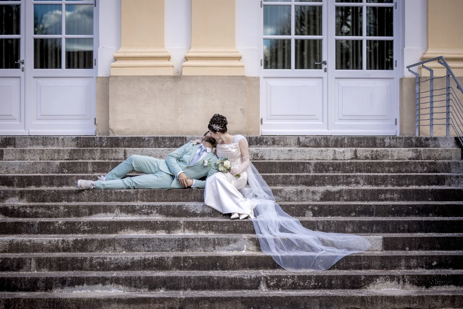 Eine kleine Pause auf den Stufen der Orangerie – Hochzeit von Celina und Mümün