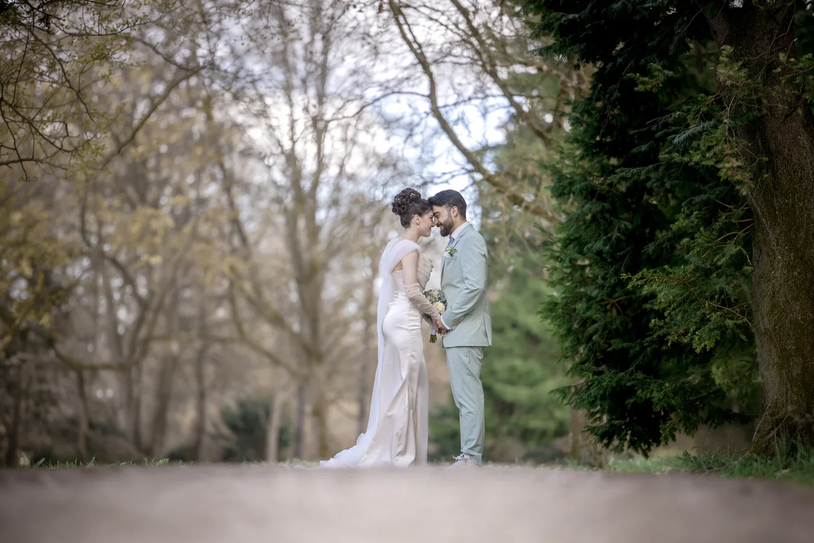 Ein Kuss zwischen den noch kahlen Bäumen – Hochzeit von Celina und Mümün