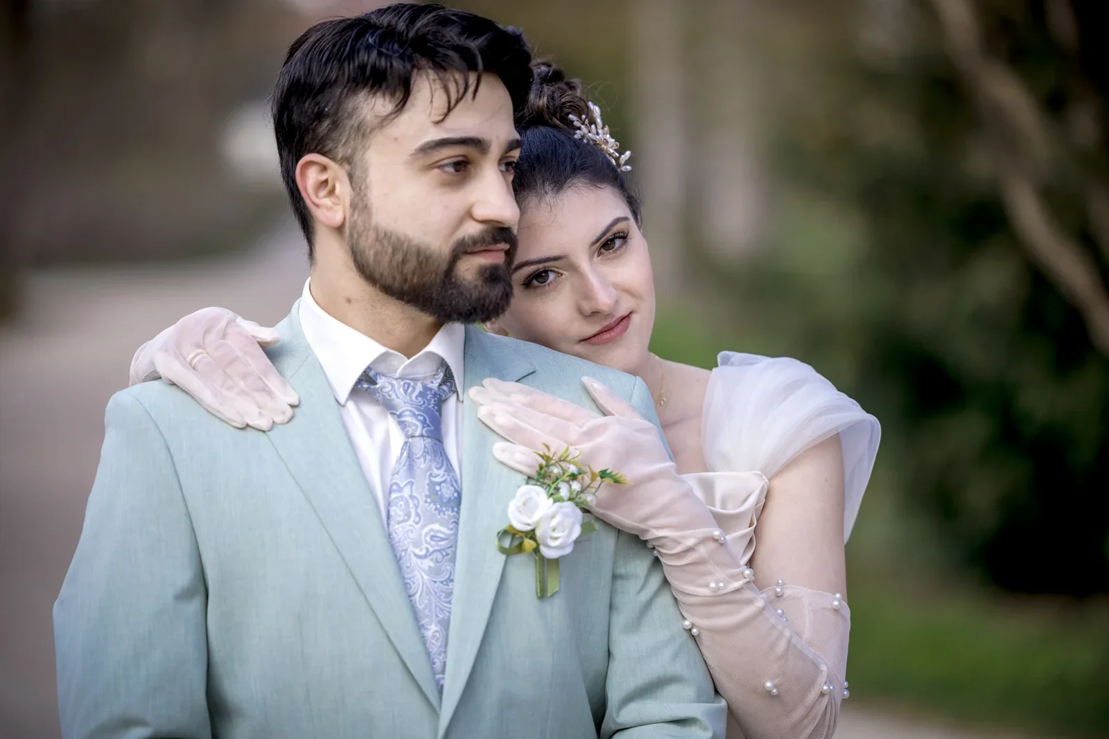 Celina lehnt sich an Mümün – Hochzeit von Celina und Mümün