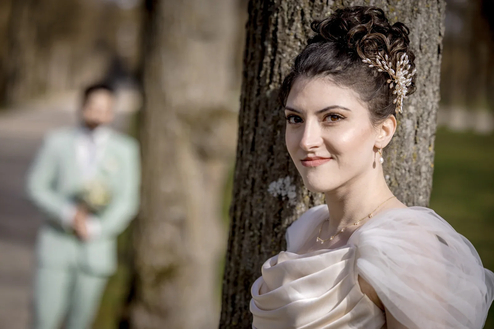 Celina im Vordergrund, Mümün wartet hinter ihr – Hochzeit von Celina und Mümün