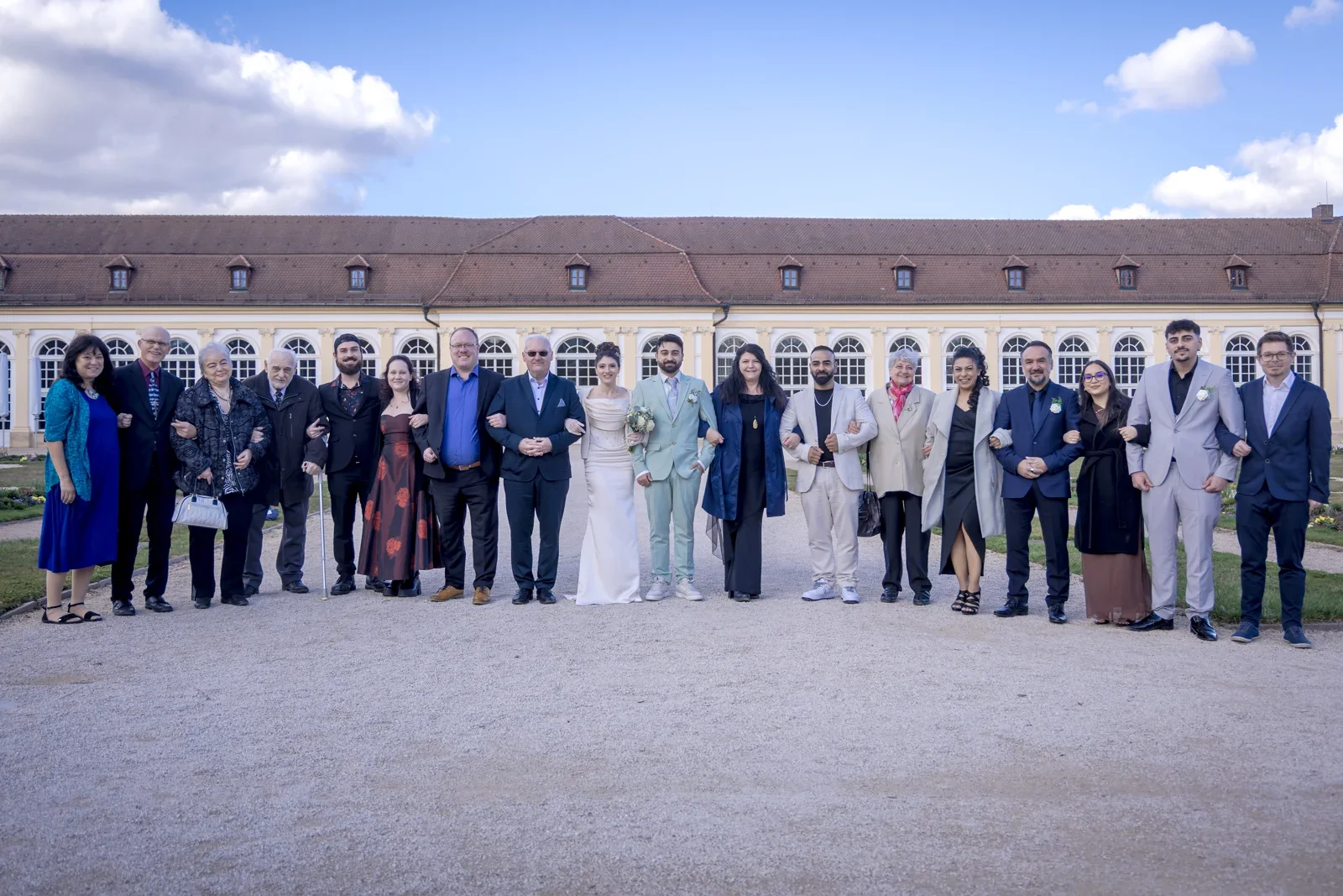 Die Hochzeitsgesellschaft vor der Orangerie – Hochzeit von Celina und Mümün