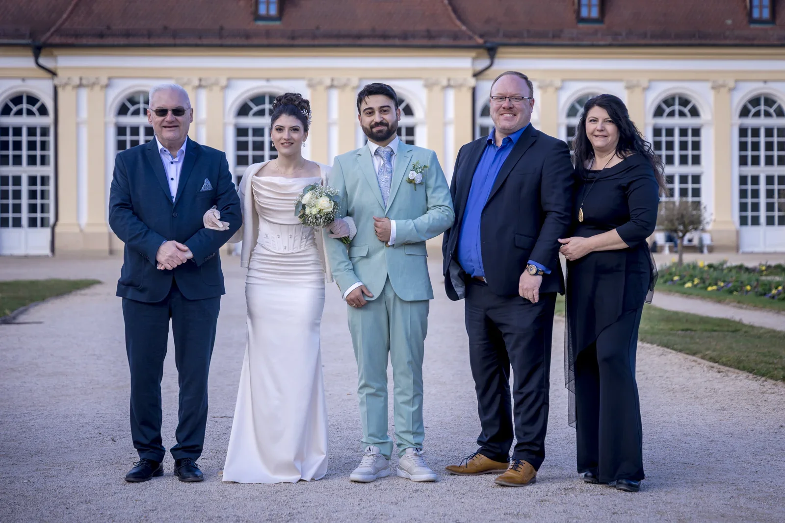 Gemeinsam vor der Orangerie – Hochzeit von Celina und Mümün