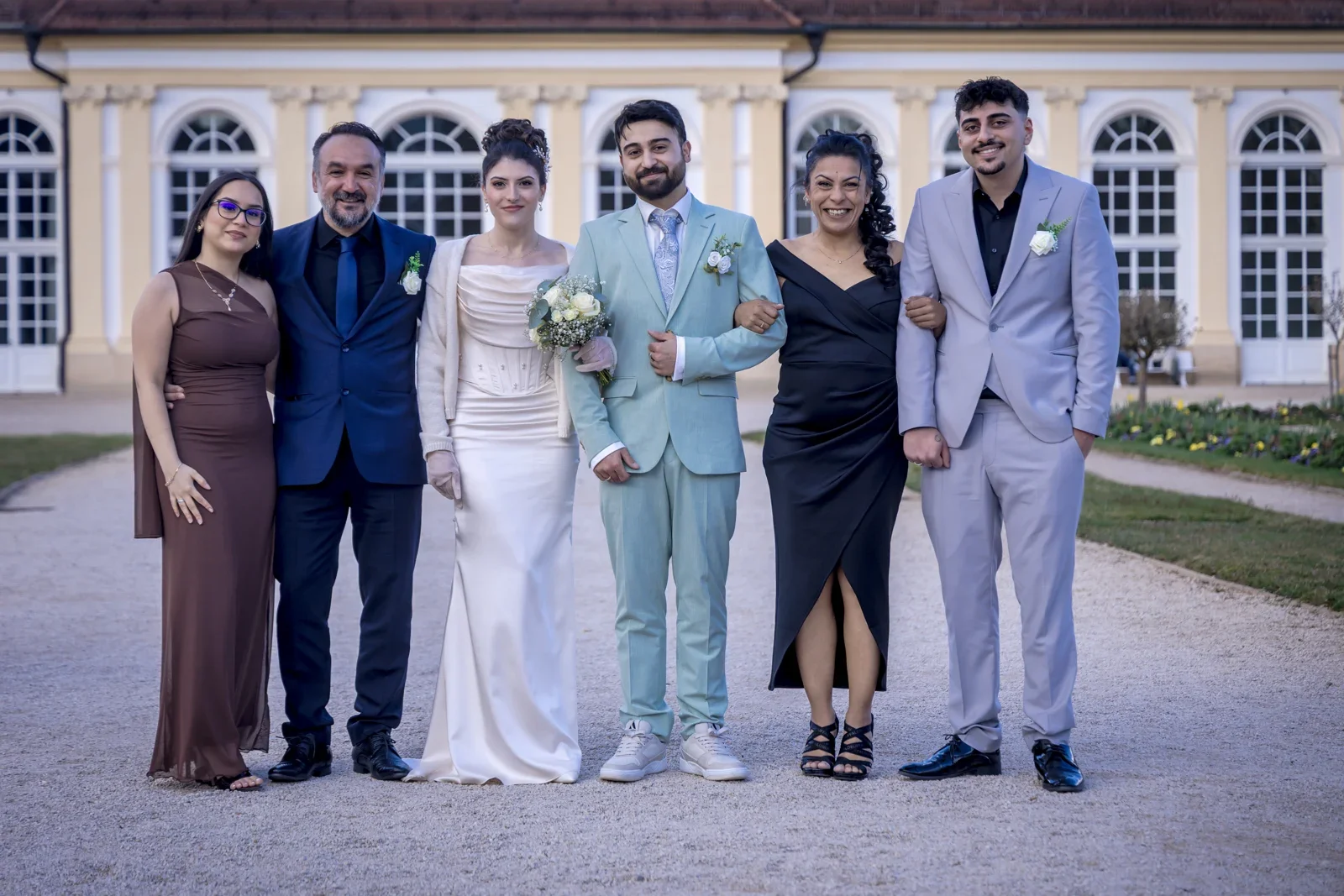 Zeit für ein Gruppenfoto in Ansbach – Hochzeit von Celina und Mümün