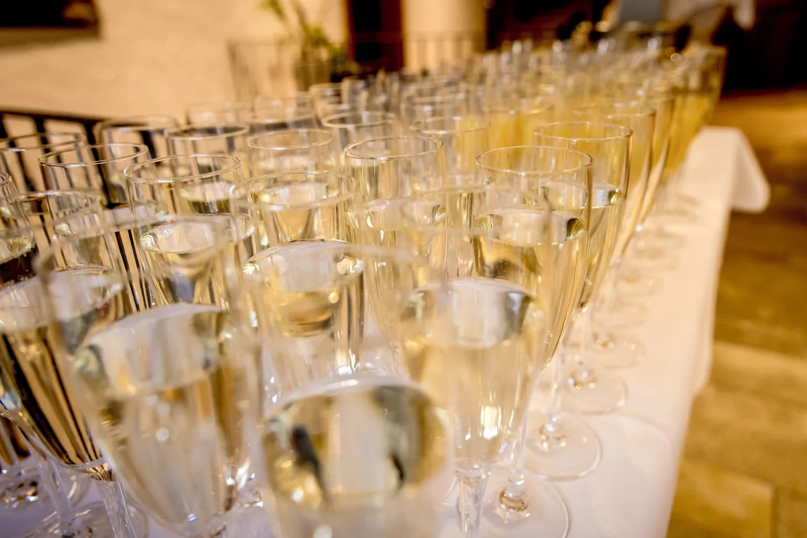 Die Gläser stehen für den Empfang bereit – Hochzeit von Celina und Mümün