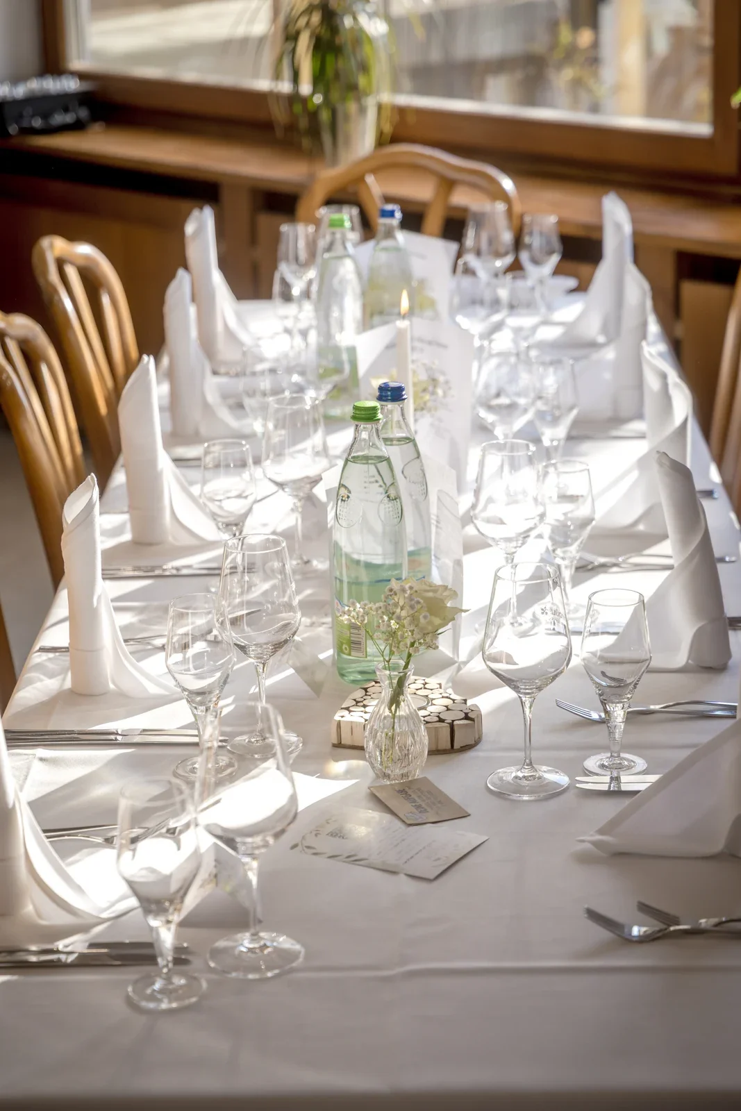 Die festlich gedeckte Tafel in der Moosmühle – Hochzeit von Celina und Mümün