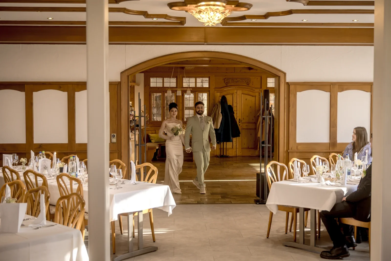 Celina und Mümün kommen in den Festsaal – Hochzeit von Celina und Mümün