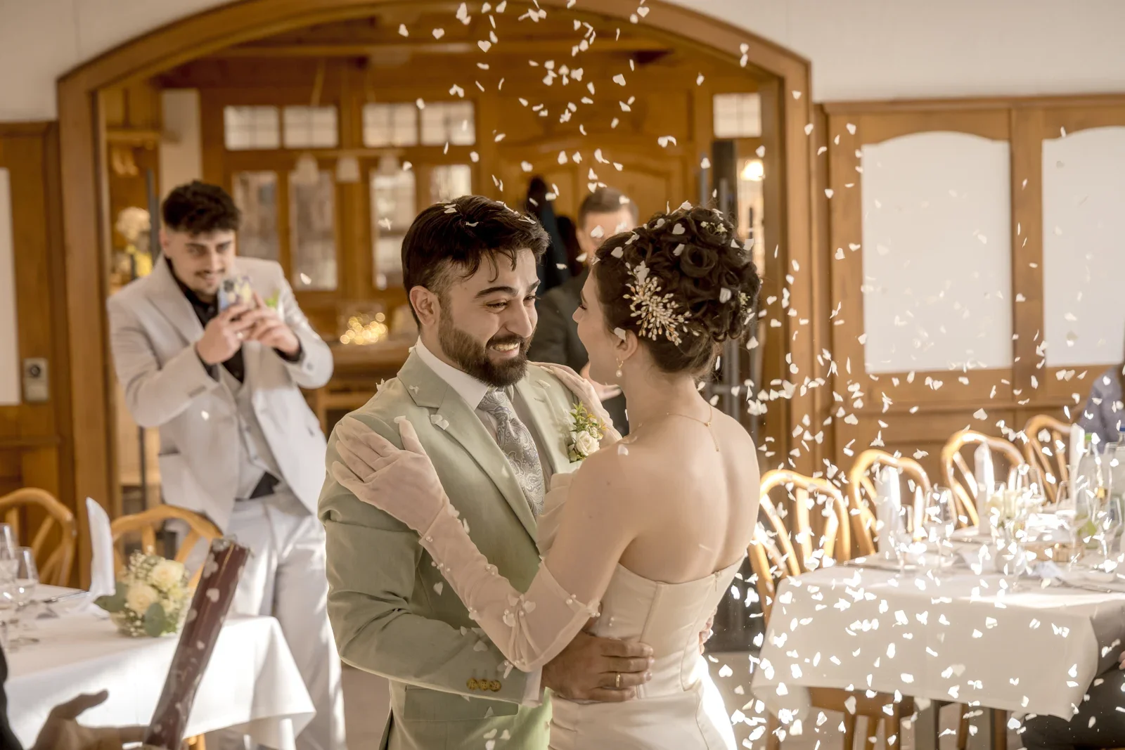 Konfetti und ein Kuss zur Begrüßung – Hochzeit von Celina und Mümün
