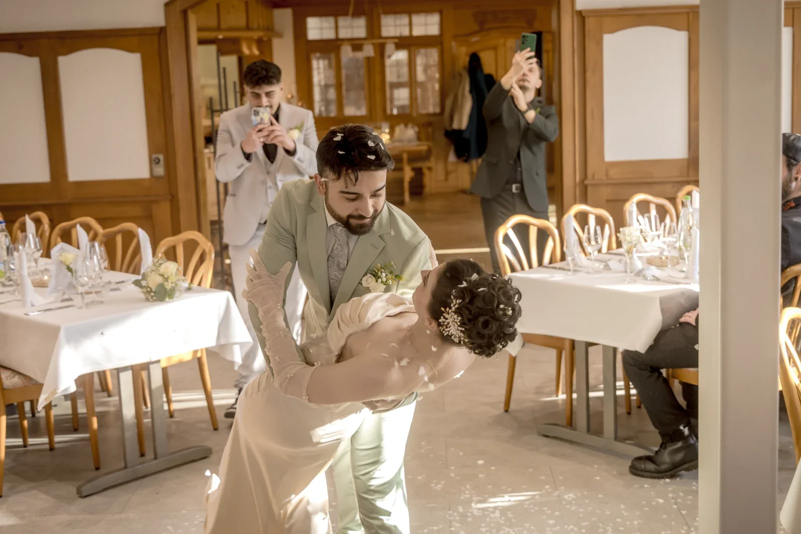 Mümün hält Celina beim Tanz – Hochzeit von Celina und Mümün