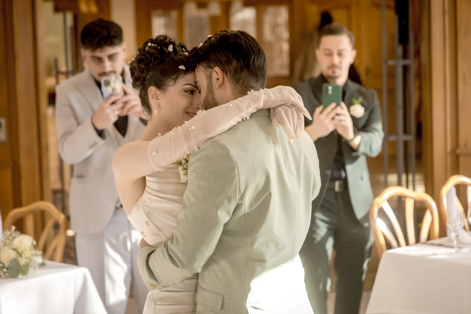 Ein vertrauter Moment beim Tanzen – Hochzeit von Celina und Mümün