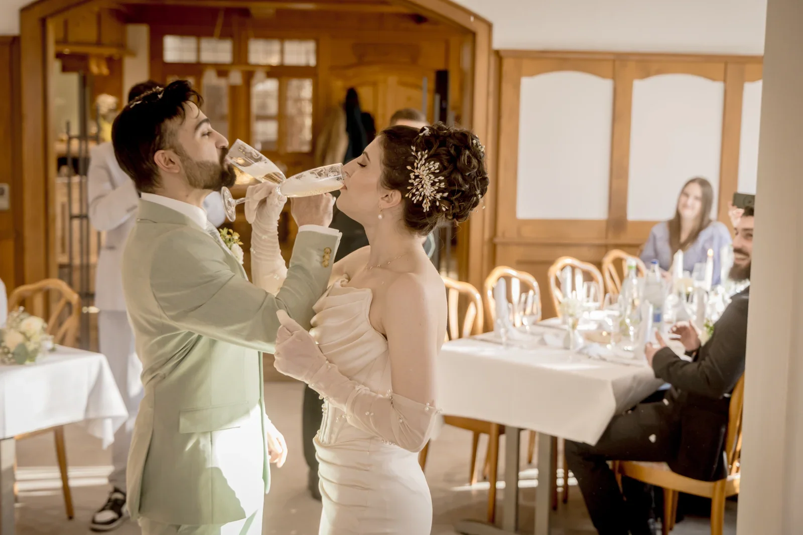 Gemeinsam auf die Hochzeit anstoßen – Hochzeit von Celina und Mümün