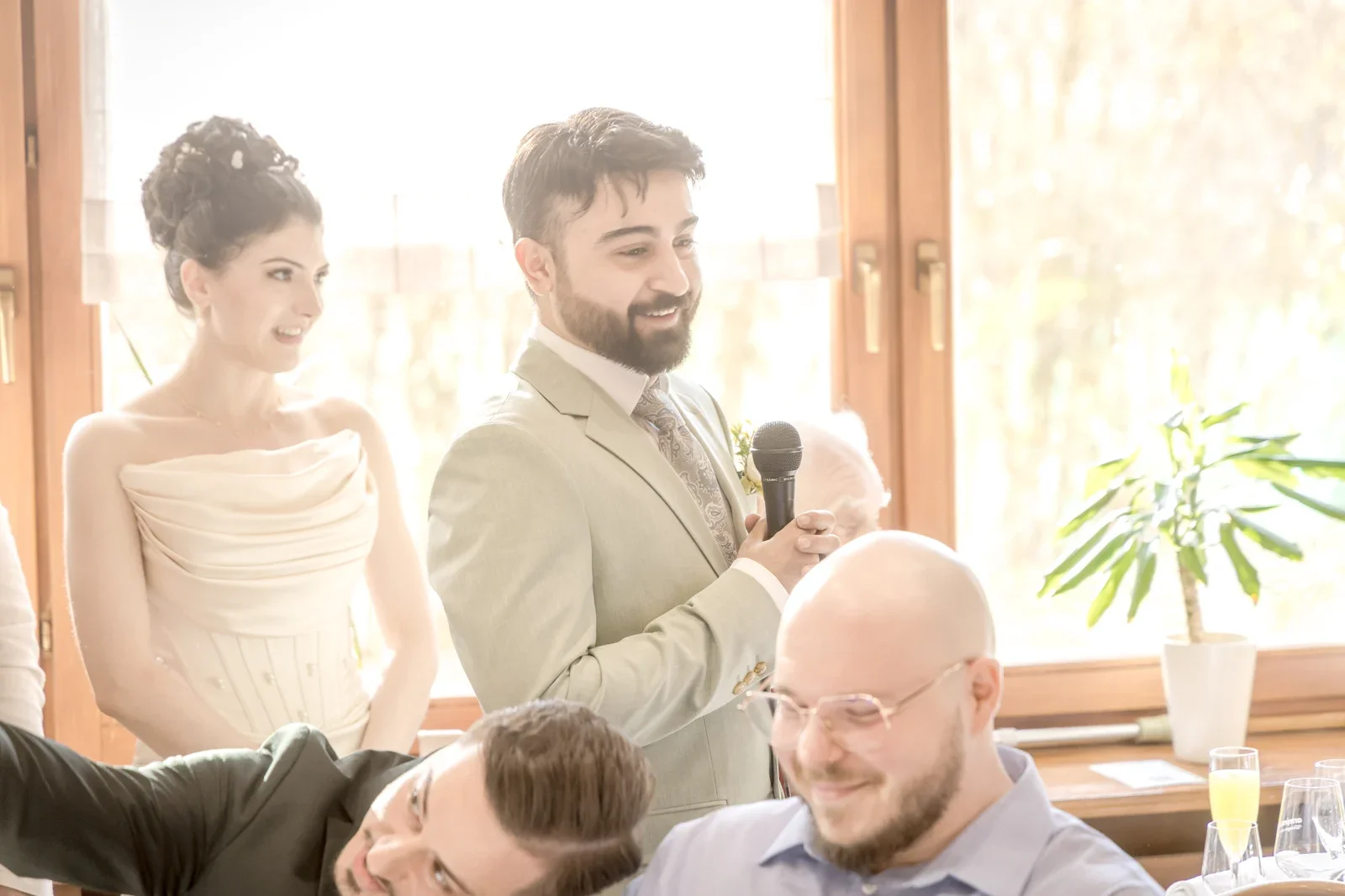 Mümün spricht zu den Gästen – Hochzeit von Celina und Mümün