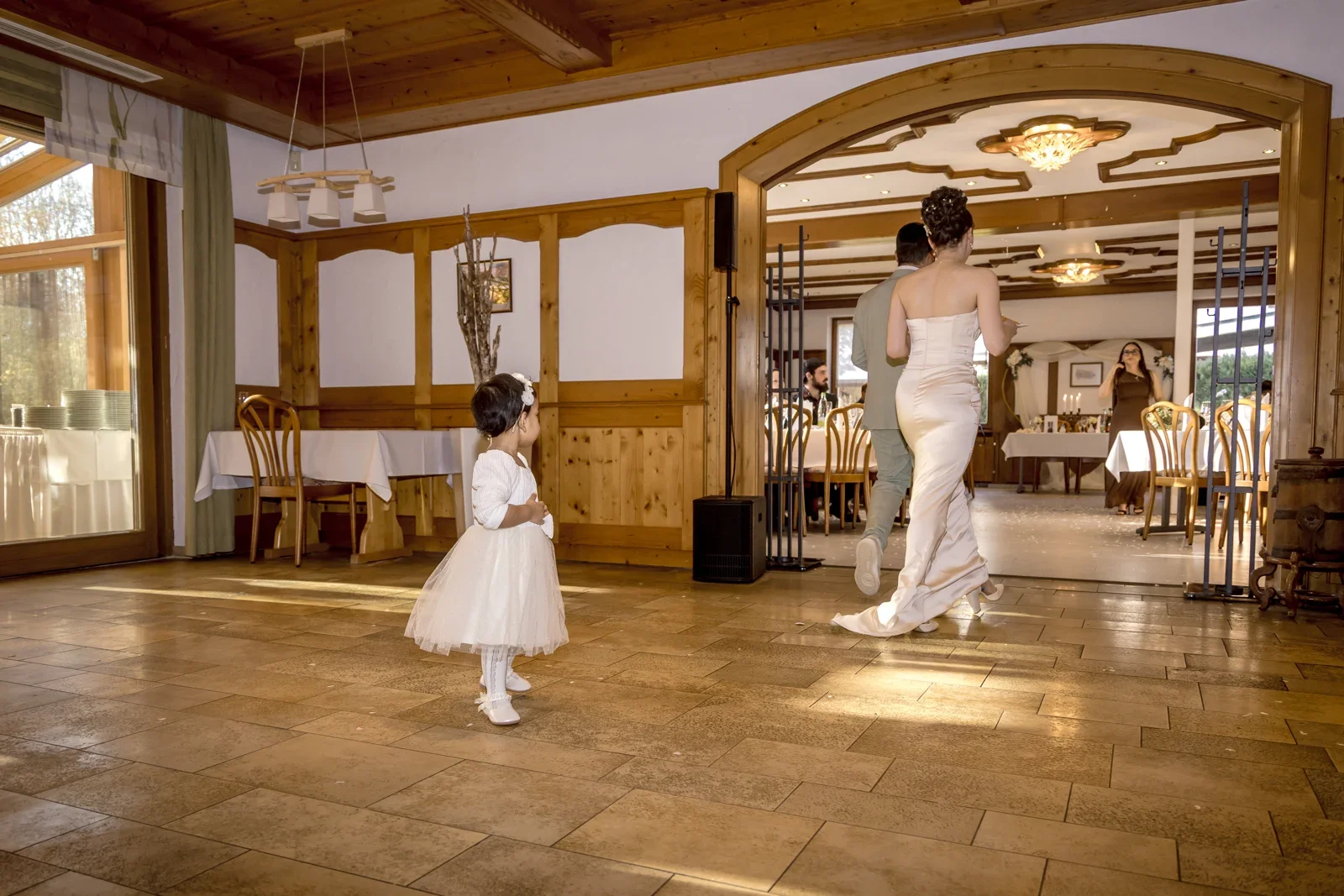 Celina und ein kleiner Gast auf der Tanzfläche – Hochzeit von Celina und Mümün