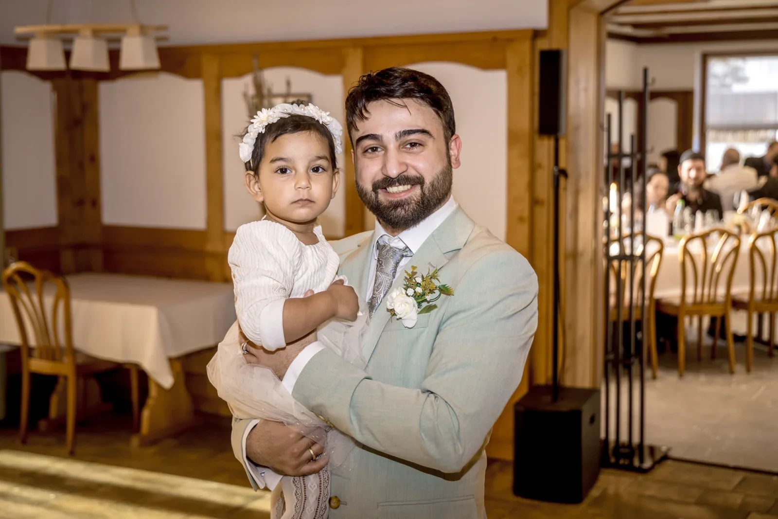 Mümün mit einem kleinen Hochzeitsgast – Hochzeit von Celina und Mümün