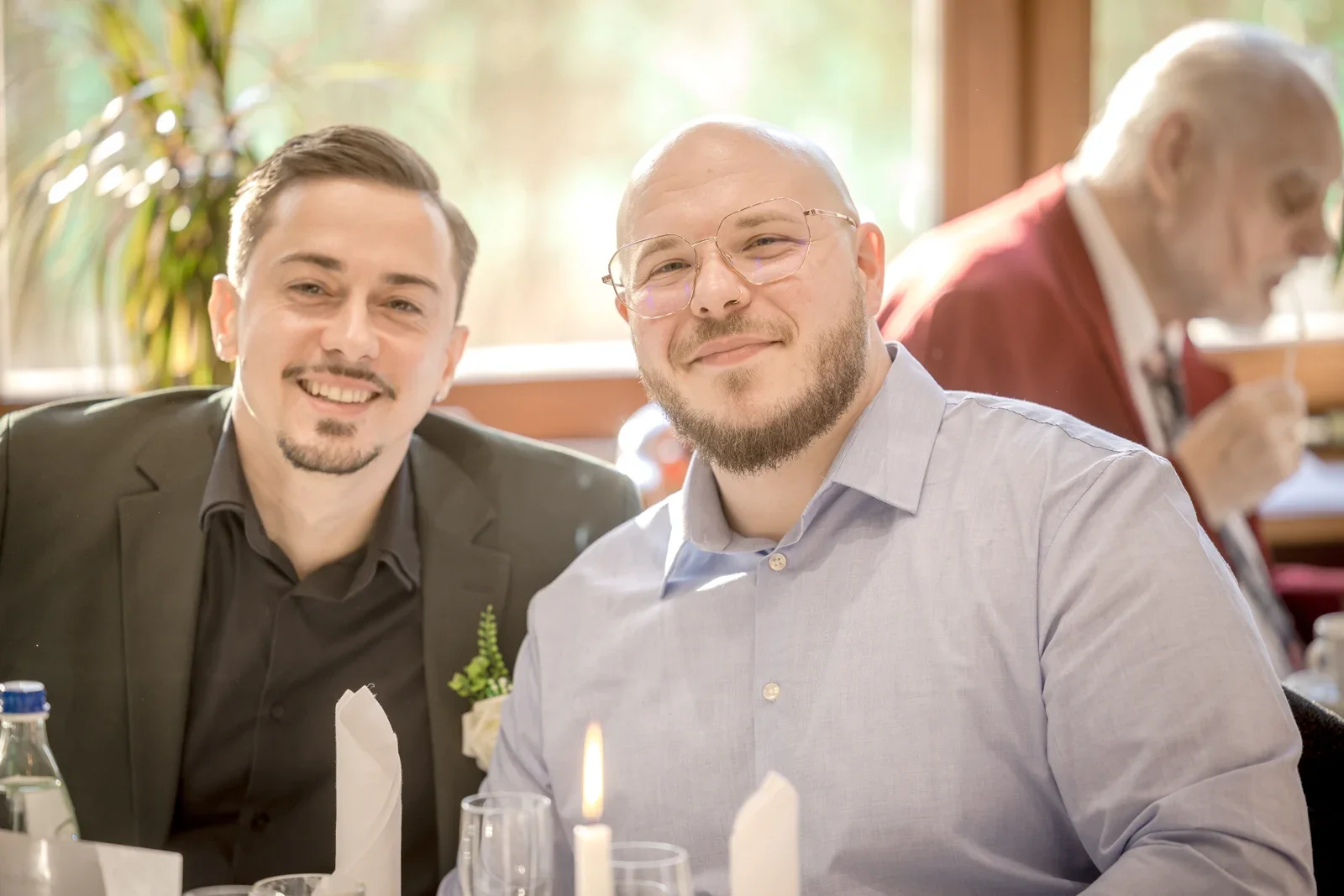 Gut gelaunt an der Hochzeitstafel – Hochzeit von Celina und Mümün