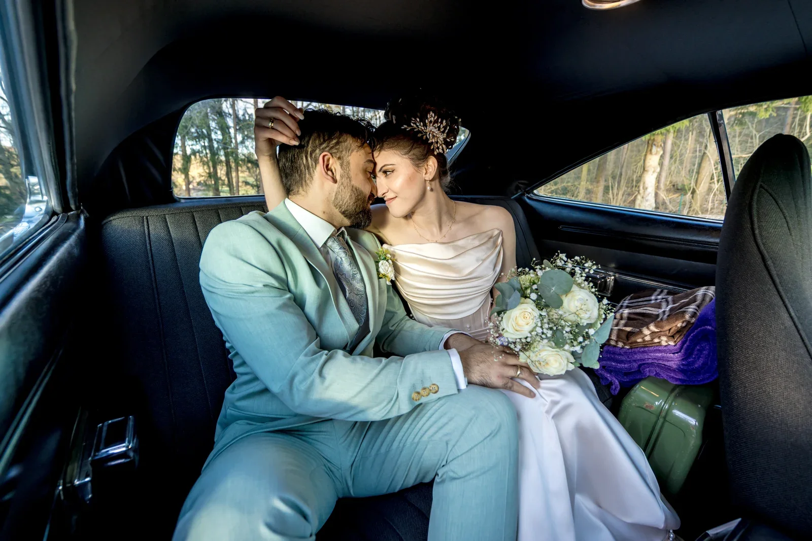 Zeit zu zweit im Hochzeitsauto – Hochzeit von Celina und Mümün