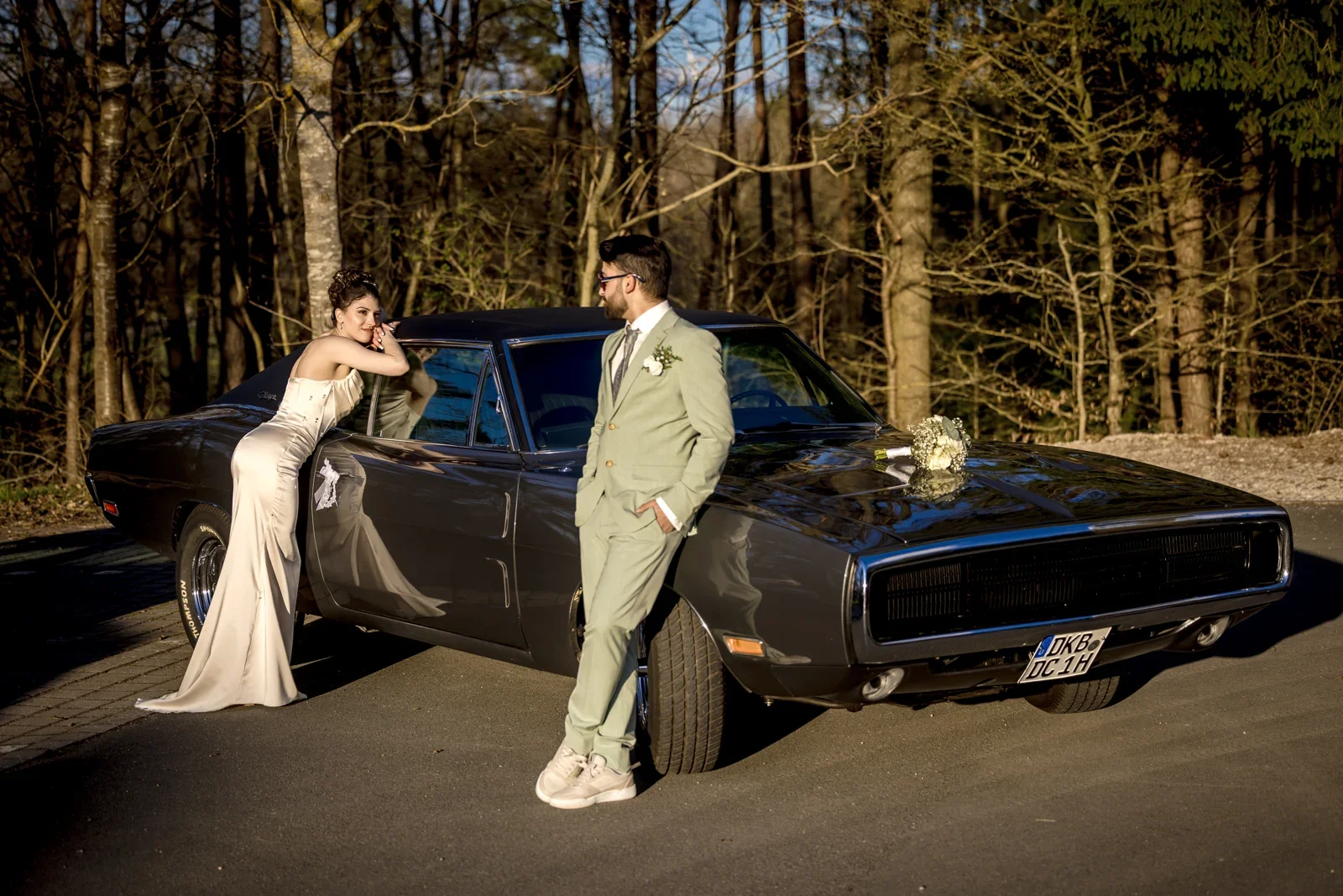 Mit dem Hochzeitsauto am Waldrand – Hochzeit von Celina und Mümün