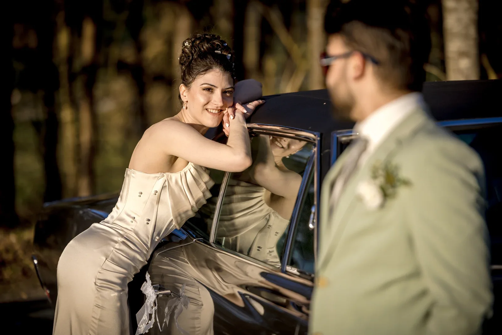 Celina lehnt am Wagen – Hochzeit von Celina und Mümün