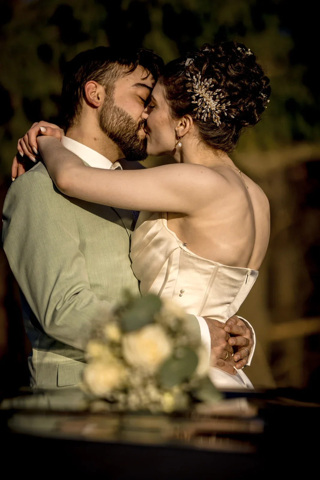 Ein Kuss am Hochzeitsauto – Hochzeit von Celina und Mümün