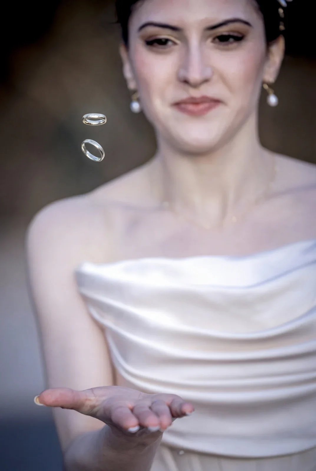 Celina lässt Seifenblasen schweben – Hochzeit von Celina und Mümün