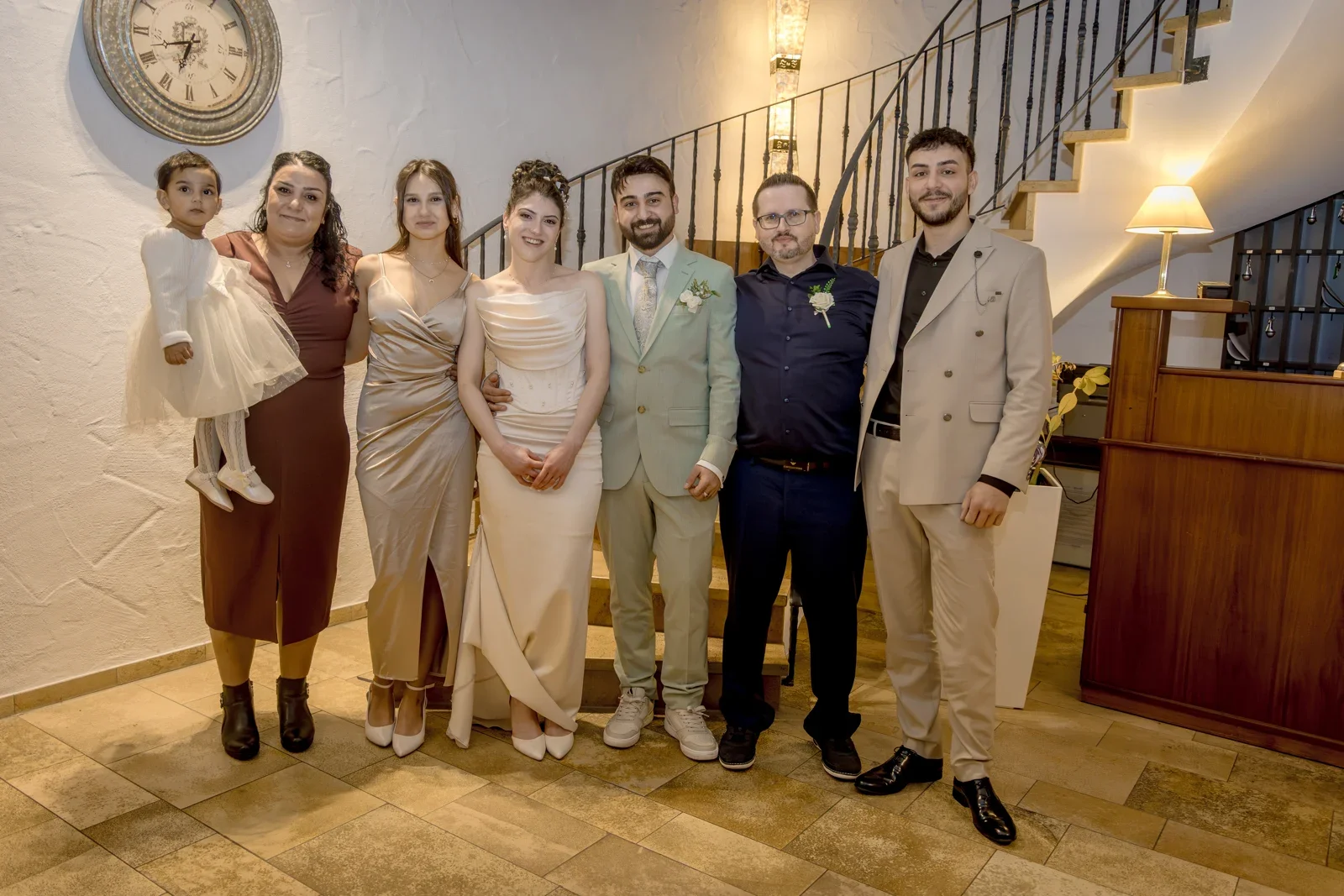 Ein gemeinsames Foto im Treppenhaus – Hochzeit von Celina und Mümün