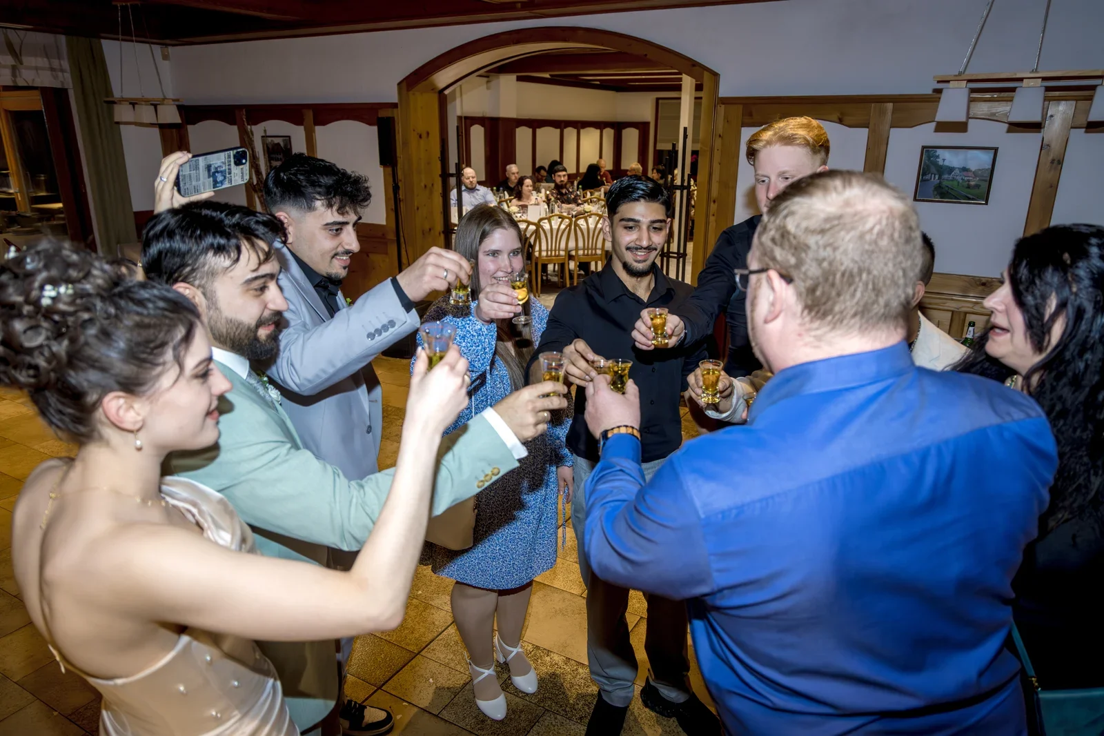 Ein Prost in geselliger Runde – Hochzeit von Celina und Mümün
