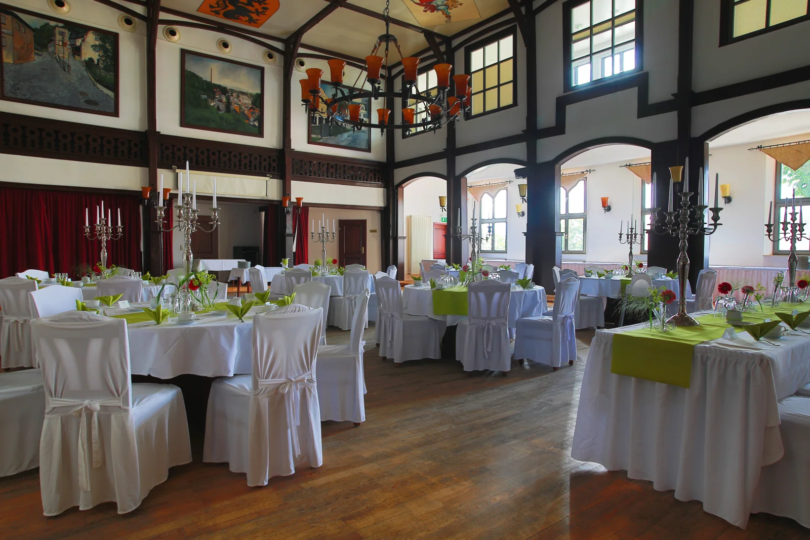 Der festlich vorbereitete Saal – Hochzeit von Antje und Martin auf dem Schlossberg in Sonneberg