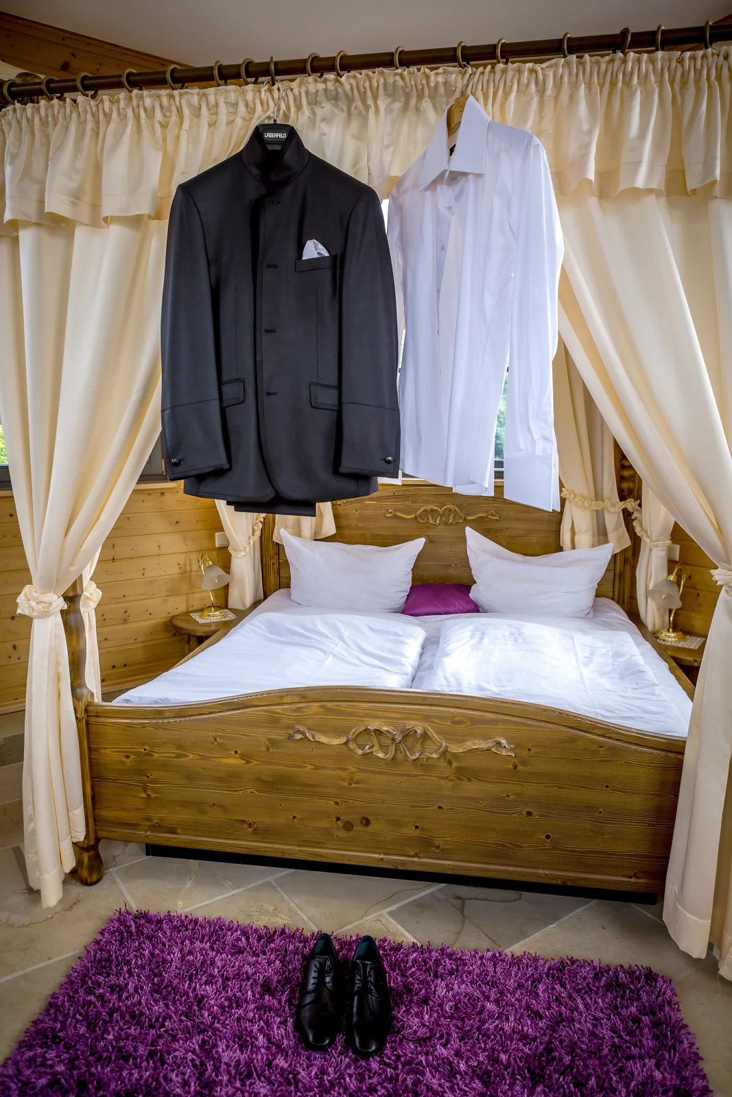 Anzug und Hemd liegen für den Hochzeitstag bereit – Hochzeit von Antje und Martin auf dem Schlossberg in Sonneberg