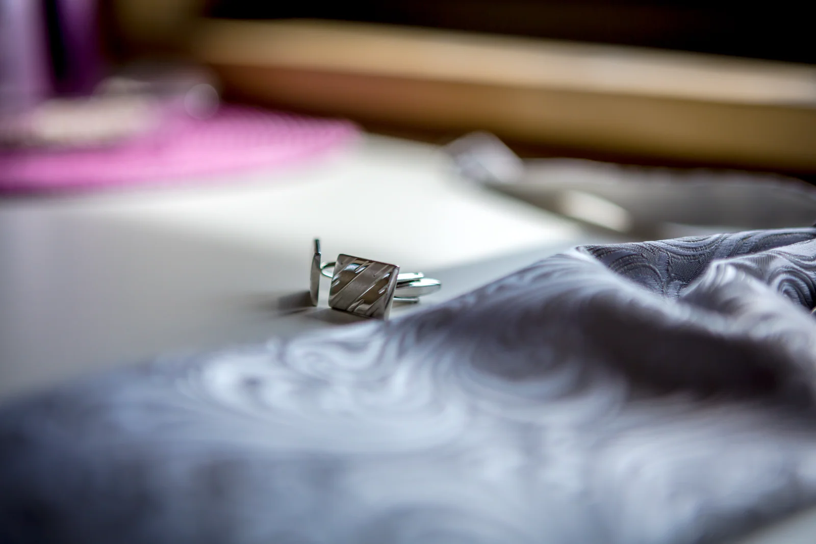 Manschettenknöpfe als kleines Detail der Vorbereitung – Hochzeit von Antje und Martin auf dem Schlossberg in Sonneberg