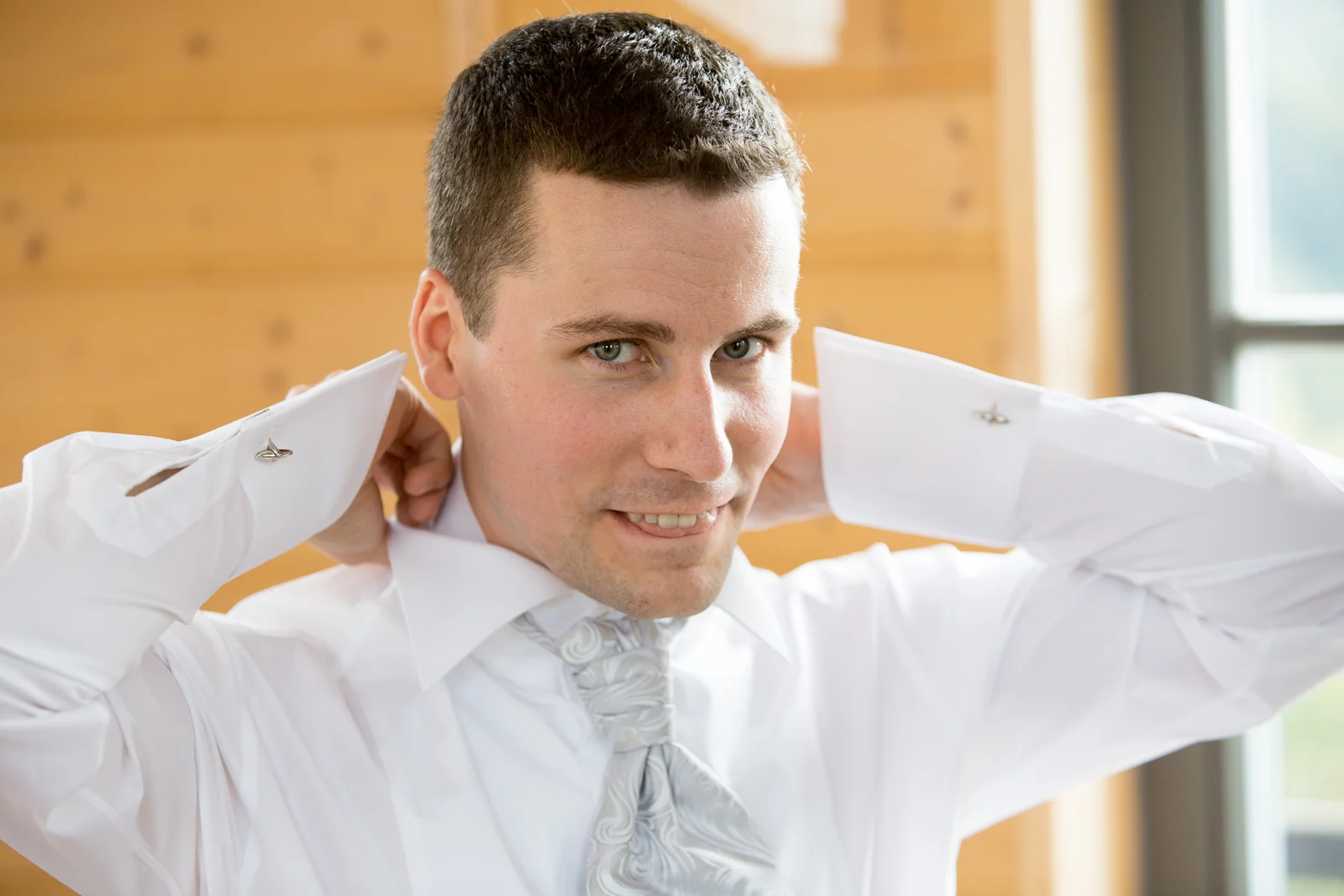 Martin bereitet sich auf die Trauung vor – Hochzeit von Antje und Martin auf dem Schlossberg in Sonneberg