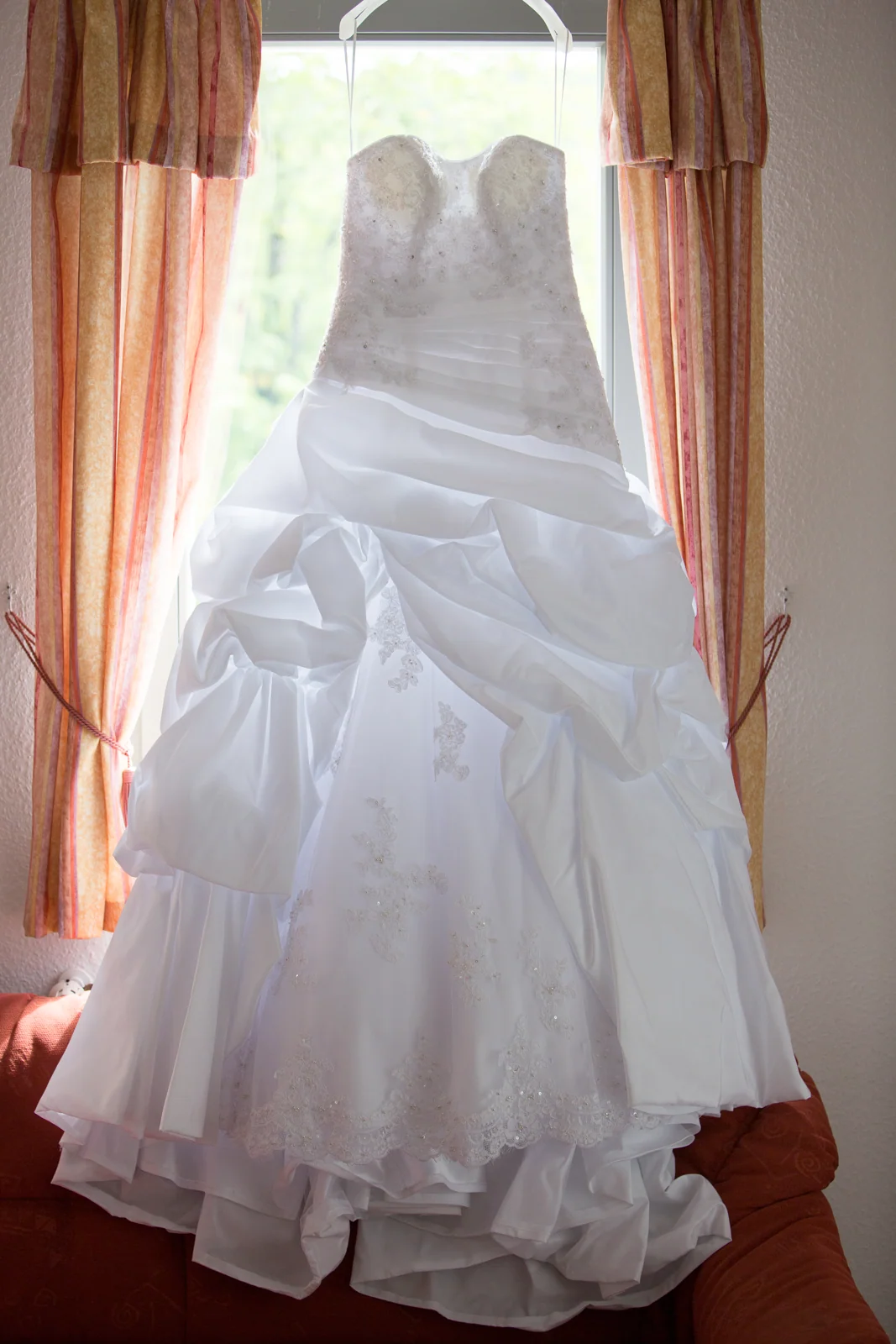 Das Hochzeitskleid am Fenster – Hochzeit von Antje und Martin auf dem Schlossberg in Sonneberg