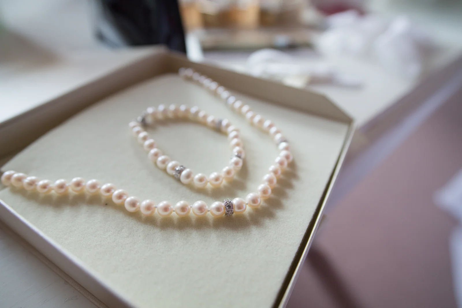 Perlenschmuck für den Hochzeitstag – Hochzeit von Antje und Martin auf dem Schlossberg in Sonneberg
