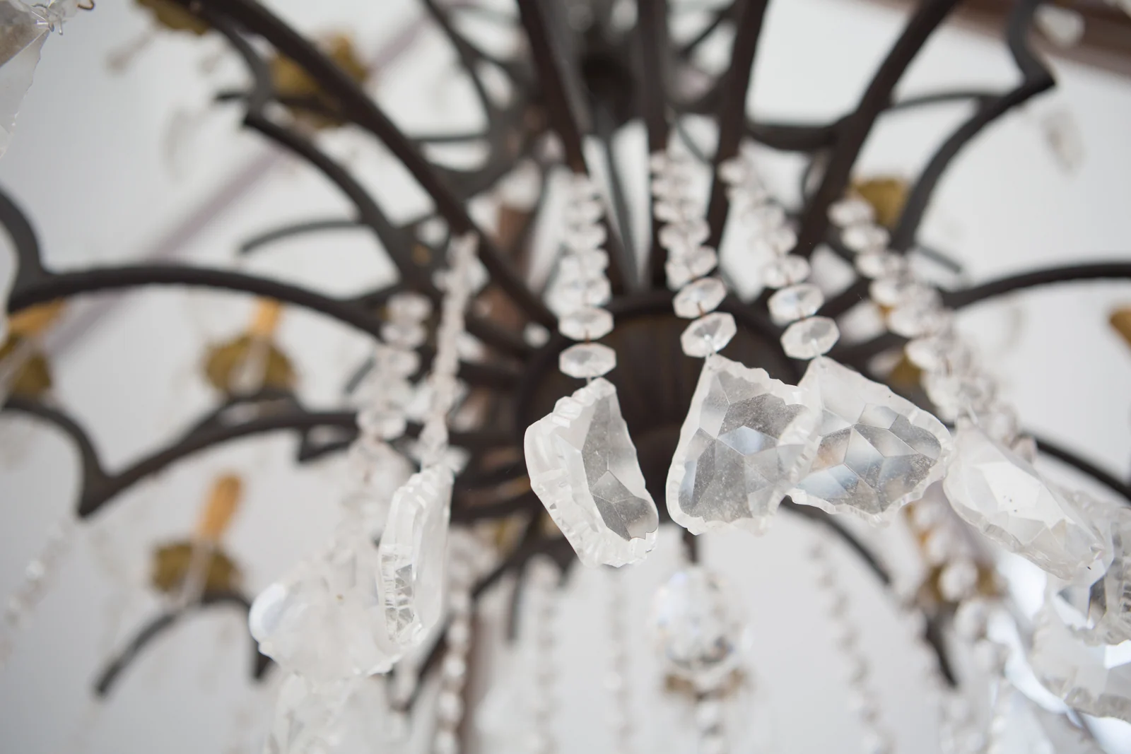 Kristalllüster als Detail des Trauungsortes – Hochzeit von Antje und Martin auf dem Schlossberg in Sonneberg