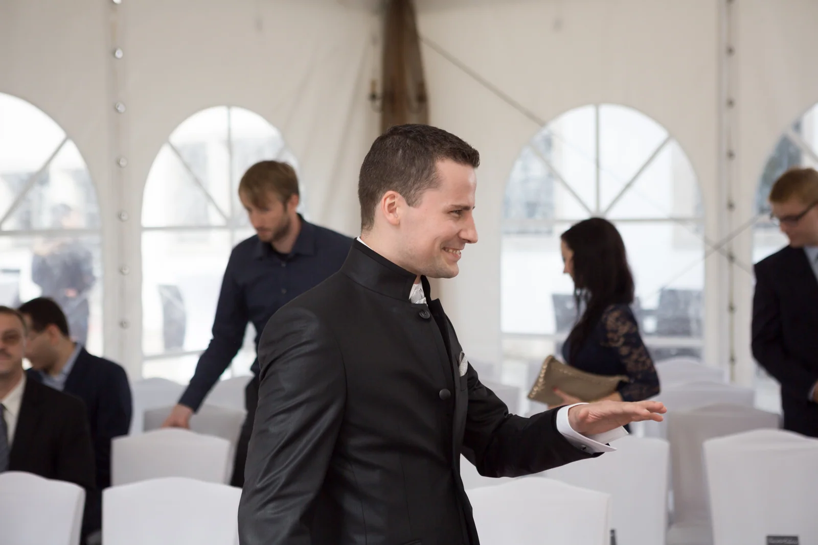 Martin wartet mit den Gästen auf die Trauung – Hochzeit von Antje und Martin auf dem Schlossberg in Sonneberg