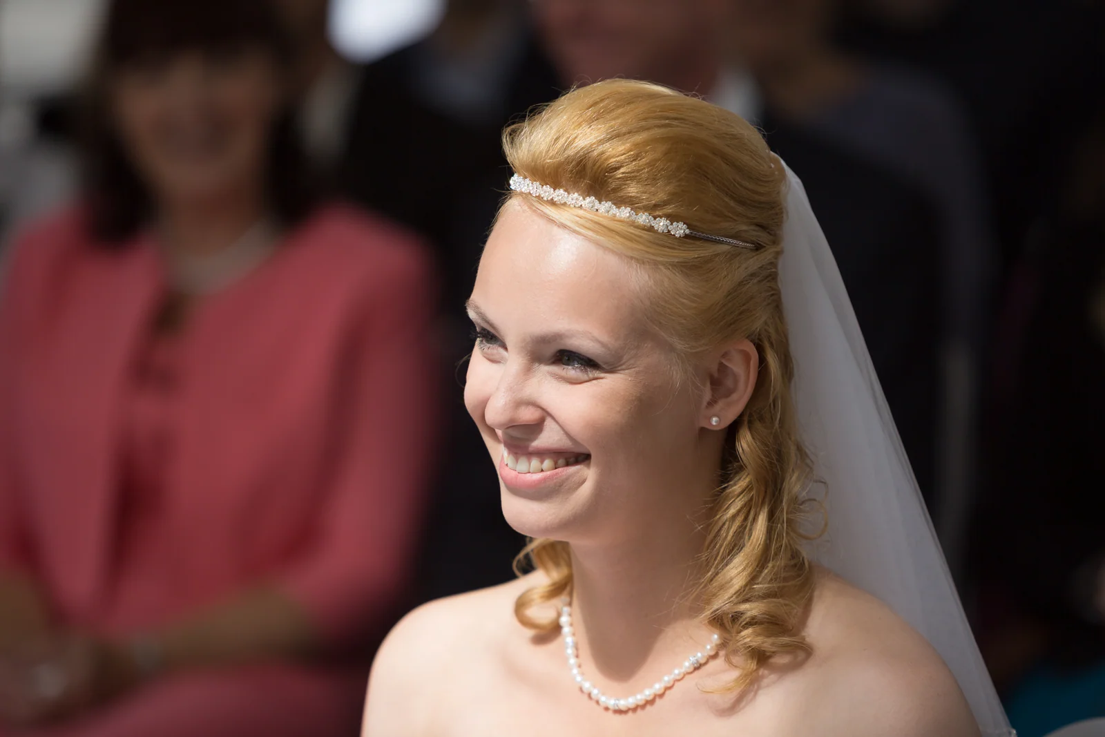 Antje lächelt während der Trauung – Hochzeit von Antje und Martin auf dem Schlossberg in Sonneberg