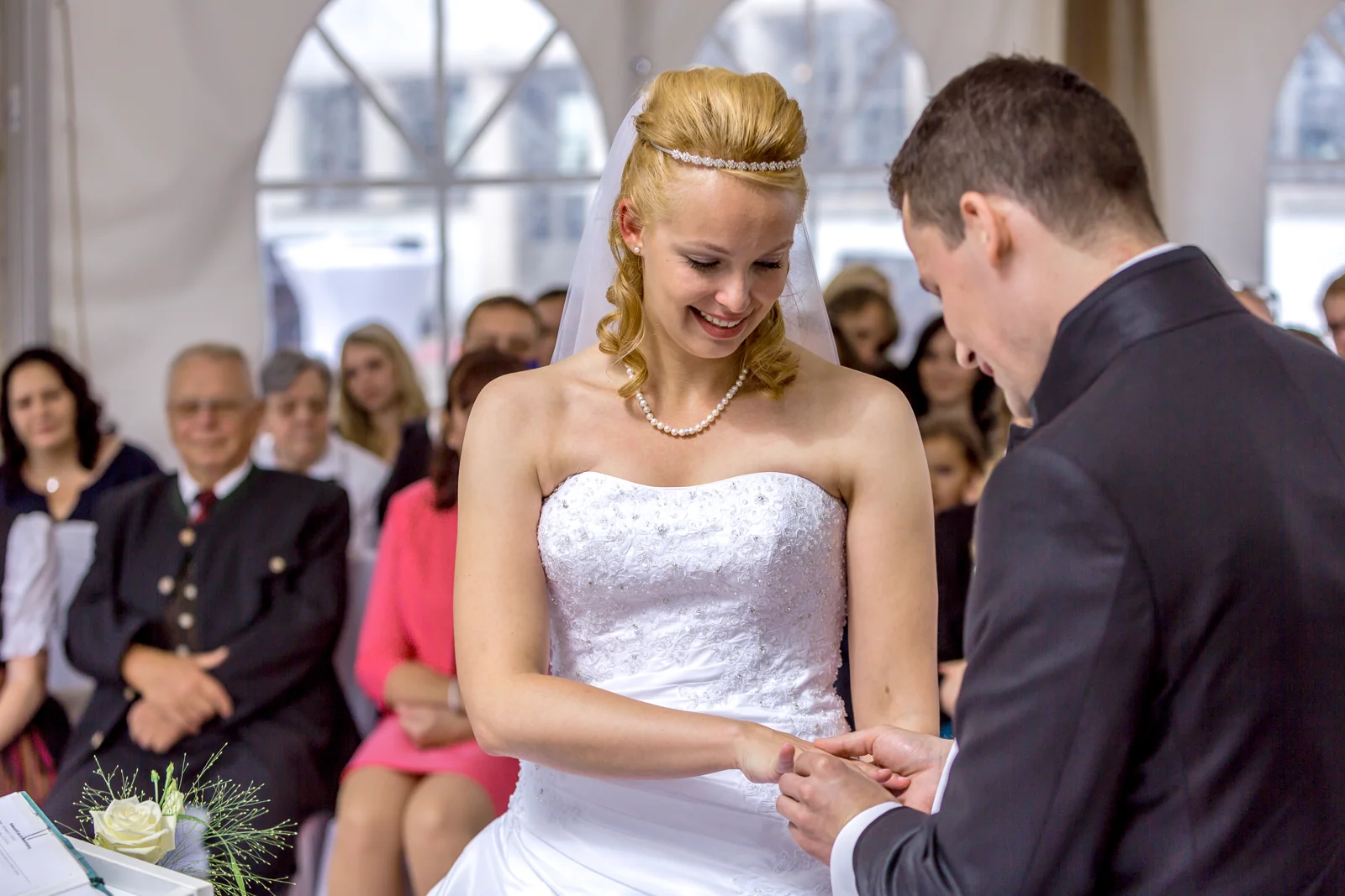 Antje und Martin beim Ringtausch – Hochzeit von Antje und Martin auf dem Schlossberg in Sonneberg