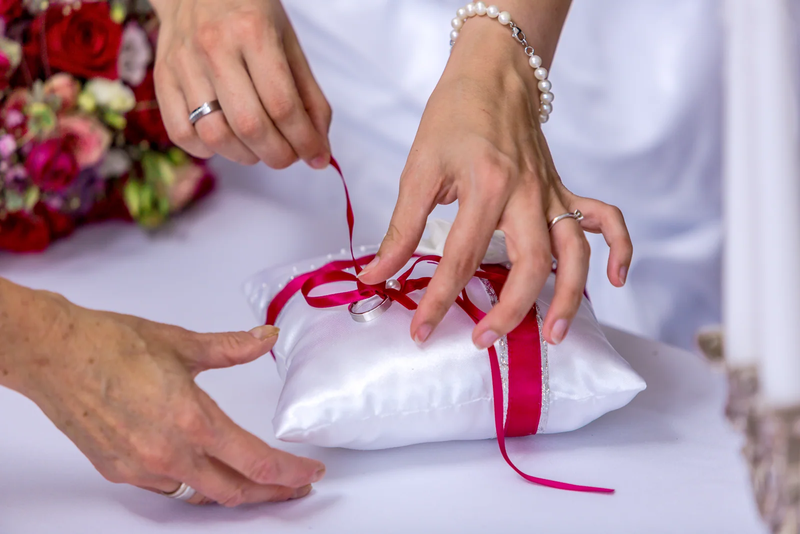 Die Ringe werden vom Ringkissen genommen – Hochzeit von Antje und Martin auf dem Schlossberg in Sonneberg
