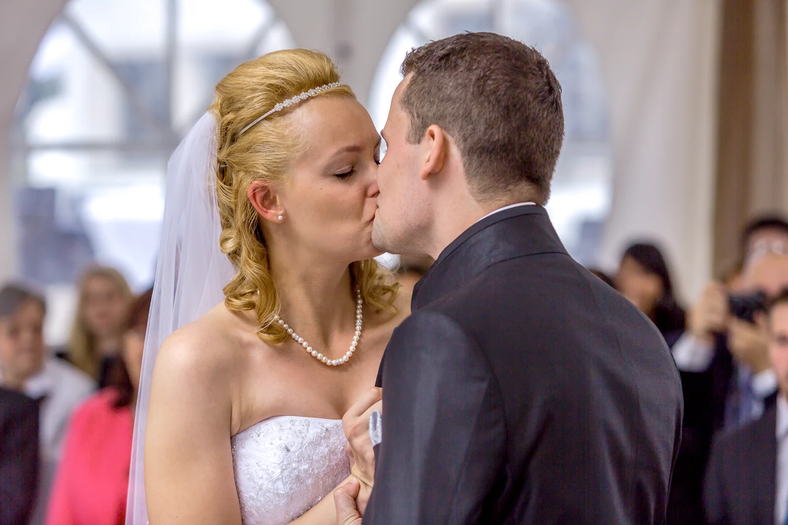 Der Kuss nach dem Ja-Wort – Hochzeit von Antje und Martin auf dem Schlossberg in Sonneberg