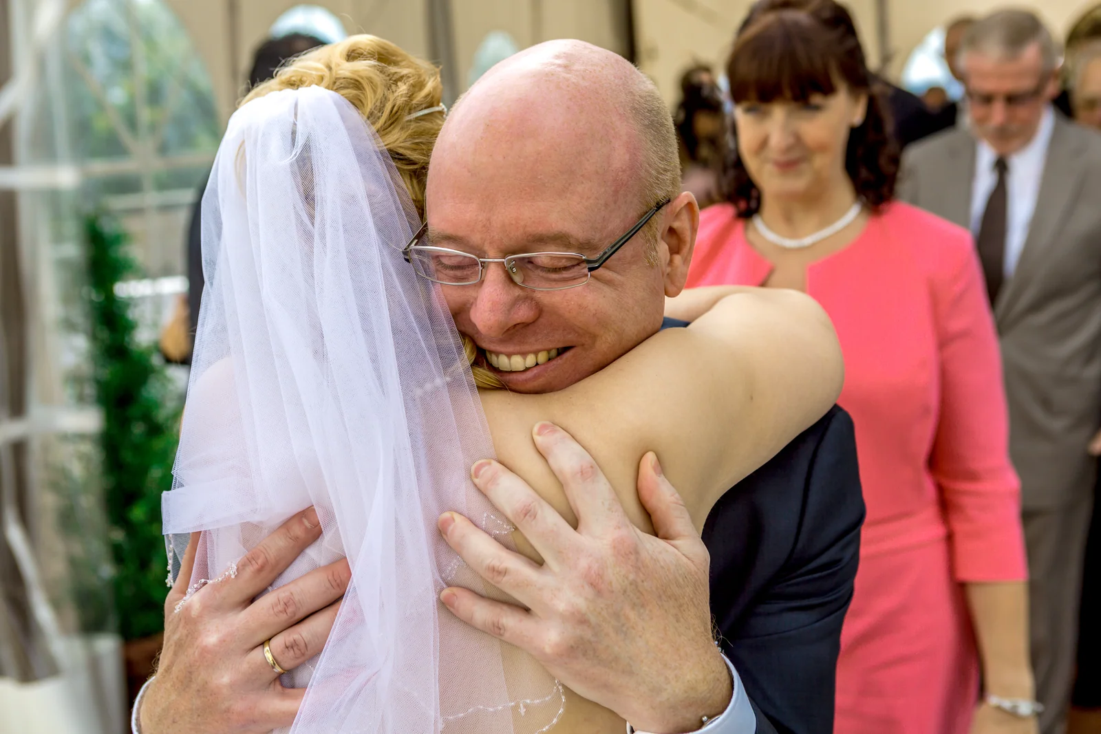 Eine herzliche Umarmung nach der Trauung – Hochzeit von Antje und Martin auf dem Schlossberg in Sonneberg
