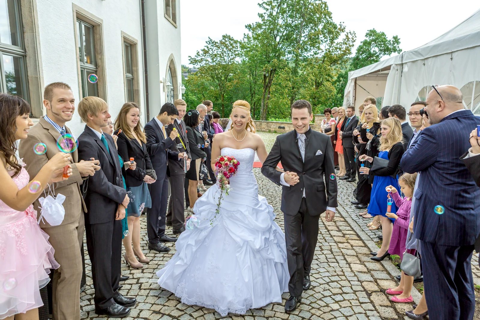 Das Brautpaar beim Empfang mit seinen Gästen – Hochzeit von Antje und Martin auf dem Schlossberg in Sonneberg