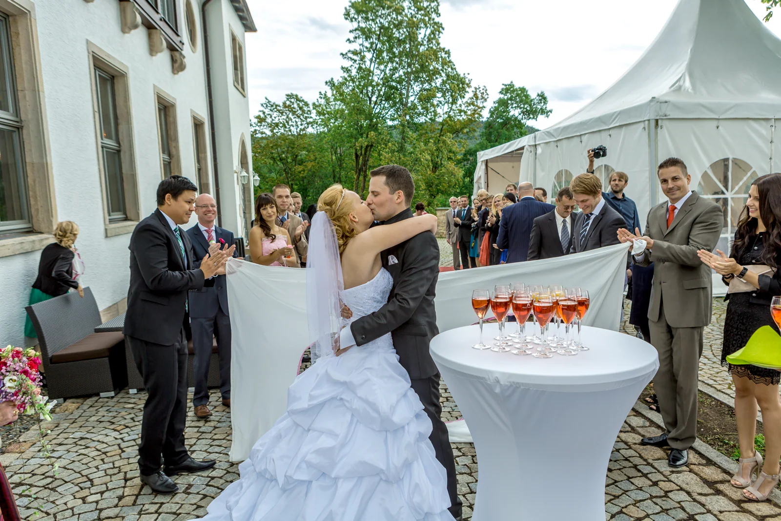 Ein Kuss während des Empfangs – Hochzeit von Antje und Martin auf dem Schlossberg in Sonneberg