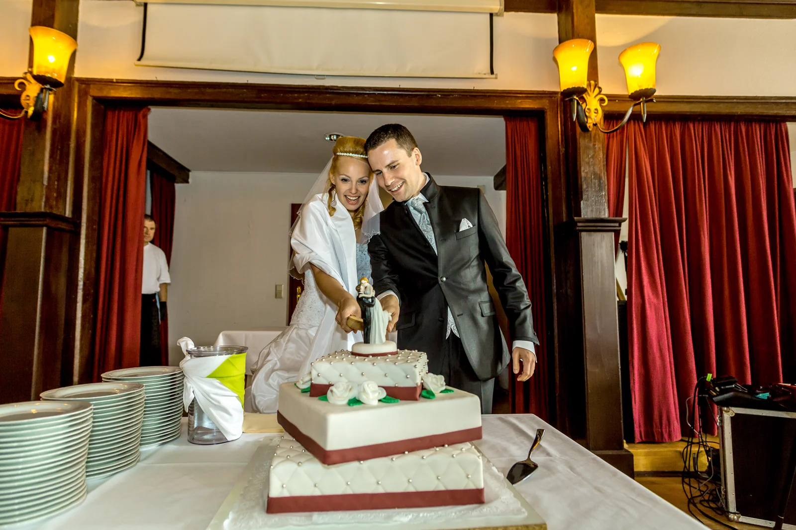 Antje und Martin schneiden die Hochzeitstorte an – Hochzeit von Antje und Martin auf dem Schlossberg in Sonneberg