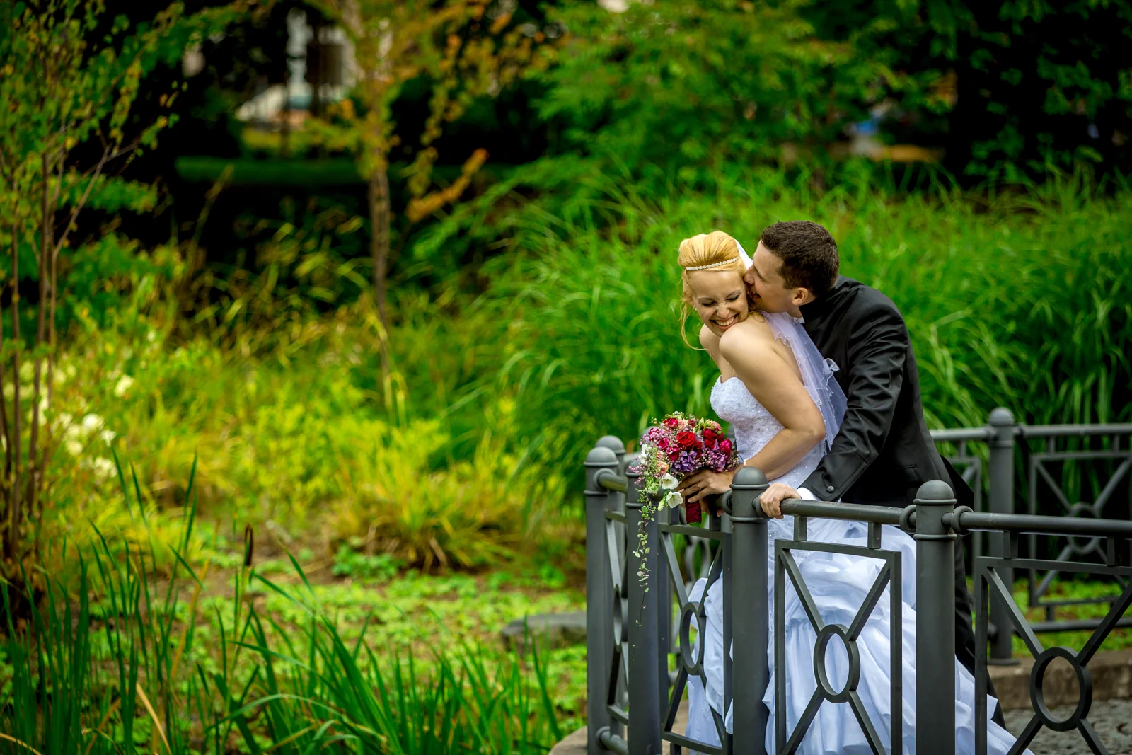 Ein ruhiger Paarmoment am Geländer im Grünen – Hochzeit von Antje und Martin auf dem Schlossberg in Sonneberg