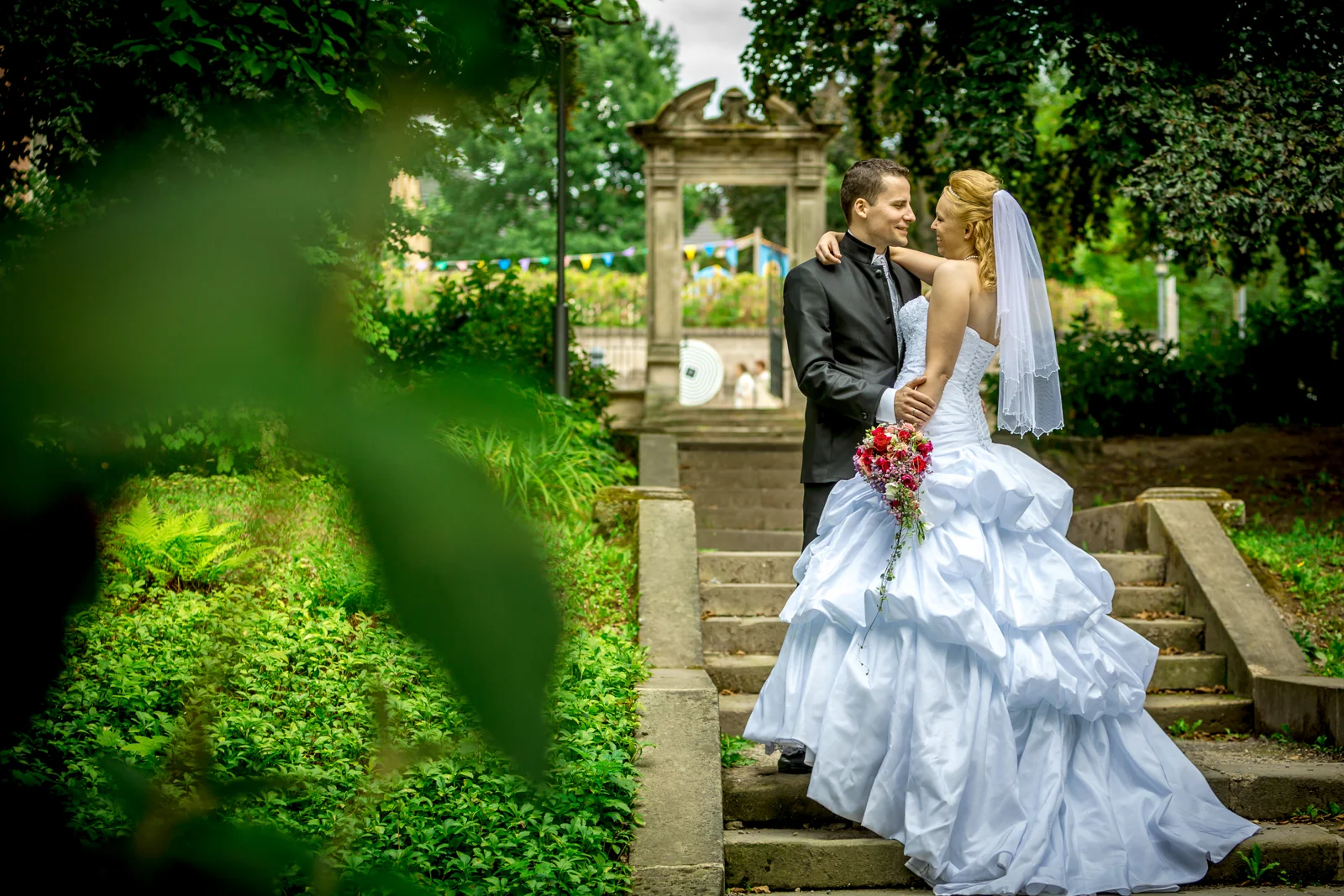 Das Brautpaar auf der Gartentreppe – Hochzeit von Antje und Martin auf dem Schlossberg in Sonneberg