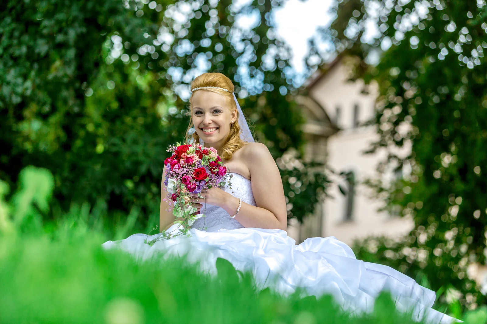 Antje mit ihrem Brautstrauß im Grünen – Hochzeit von Antje und Martin auf dem Schlossberg in Sonneberg