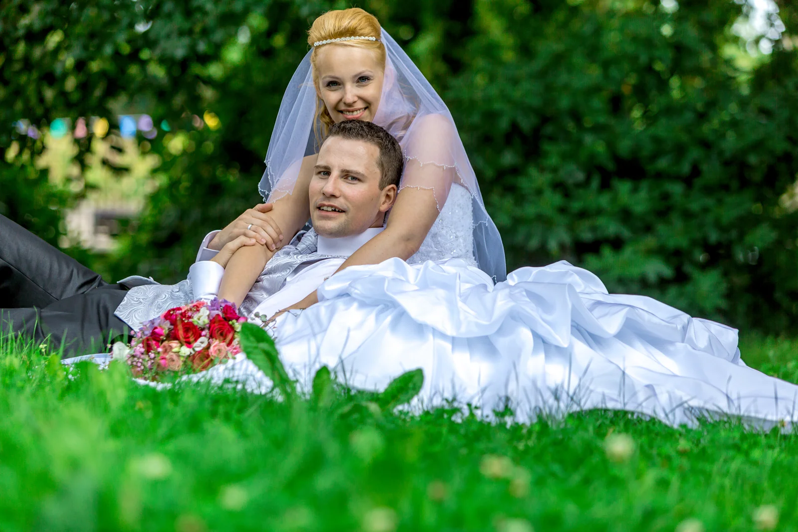 Antje und Martin entspannt auf der Wiese – Hochzeit von Antje und Martin auf dem Schlossberg in Sonneberg