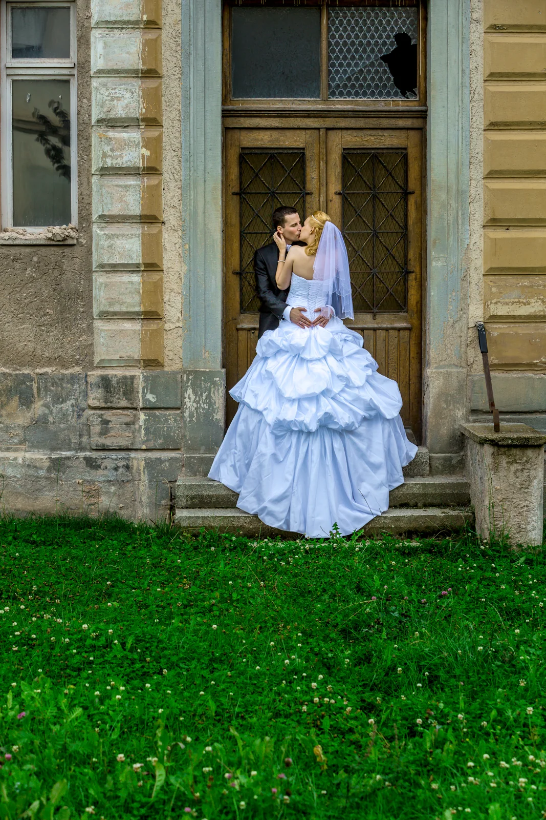 Antje im Hochzeitskleid am historischen Portal – Hochzeit von Antje und Martin auf dem Schlossberg in Sonneberg