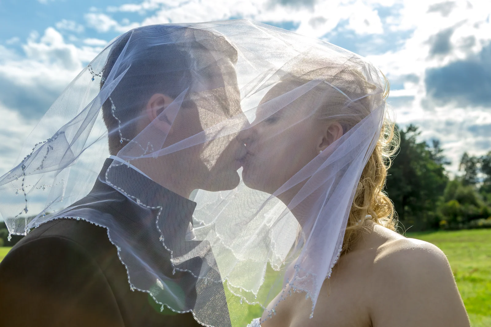 Das Brautpaar unter dem Schleier – Hochzeit von Antje und Martin auf dem Schlossberg in Sonneberg
