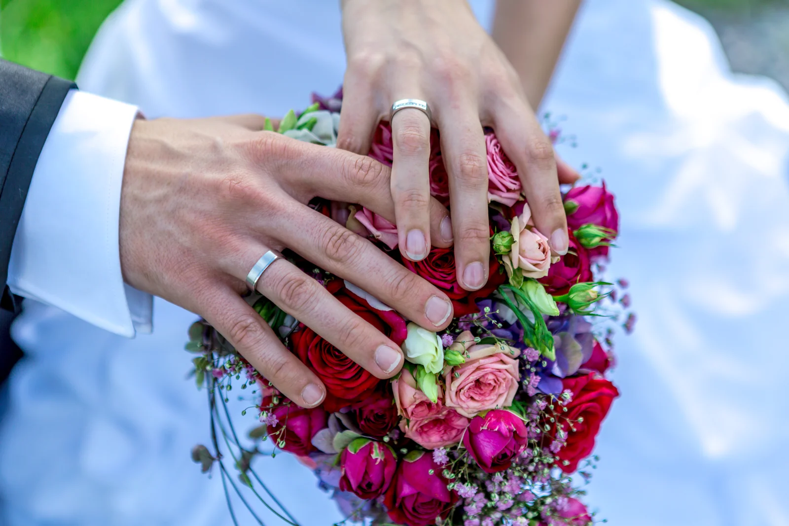 Die Eheringe auf dem Brautstrauß – Hochzeit von Antje und Martin auf dem Schlossberg in Sonneberg